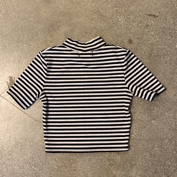 Striped crop top - Picture 2 of 3